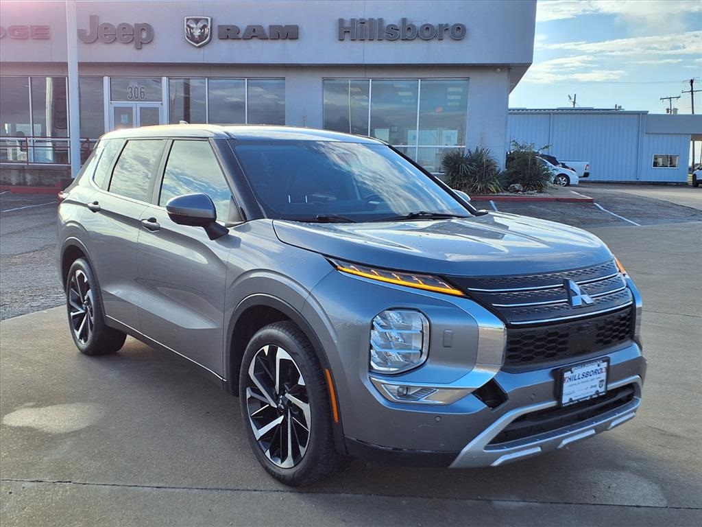 2024 Mitsubishi Outlander SE's photo