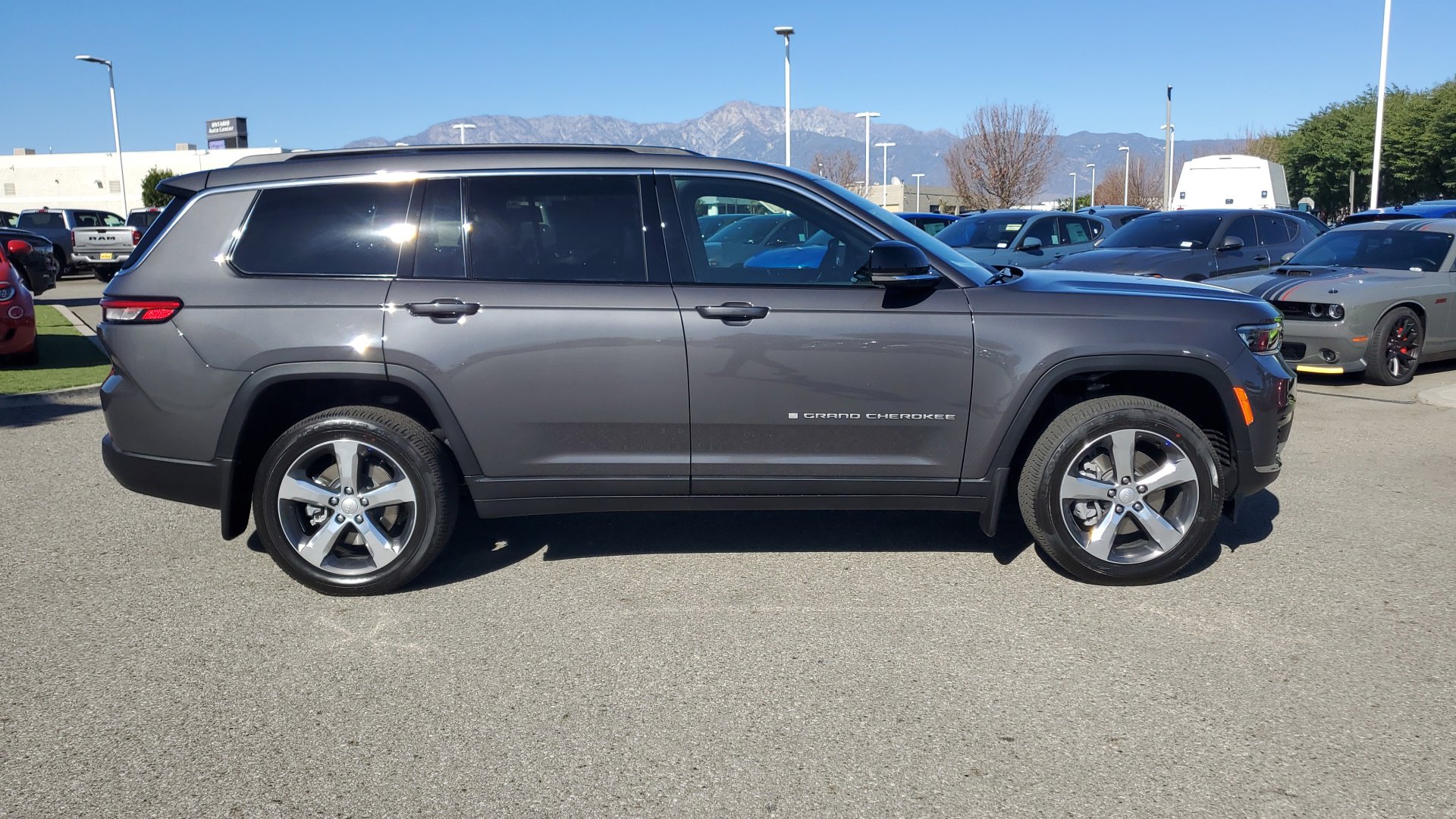 2025 Jeep Grand Cherokee L photo 2
