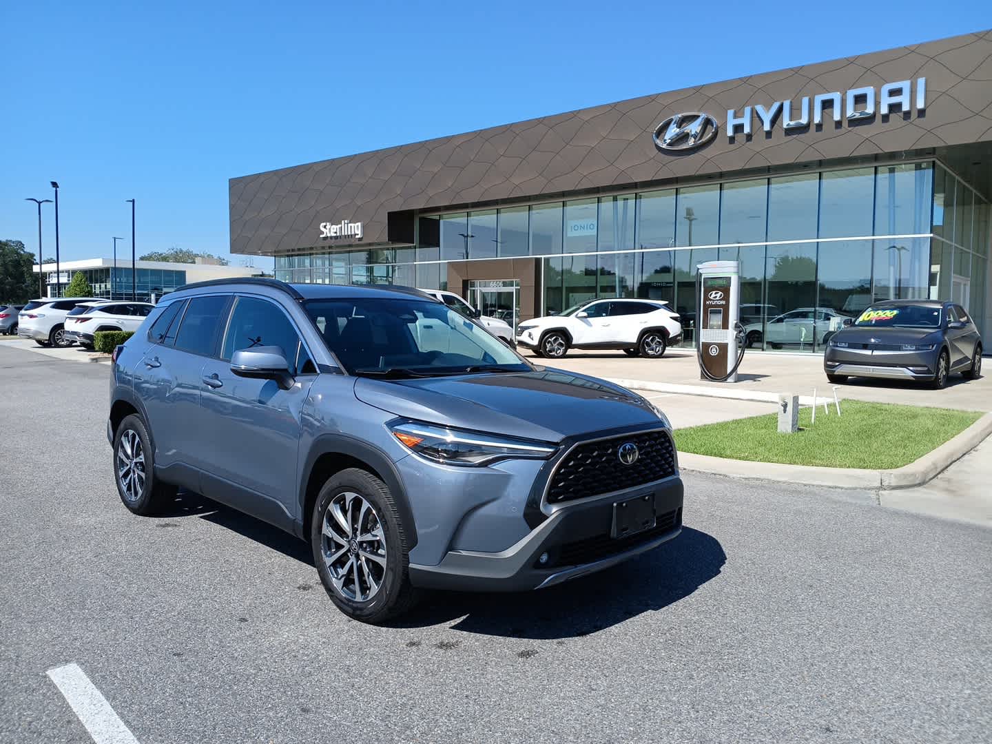 2024 Toyota Corolla Cross XLE's photo