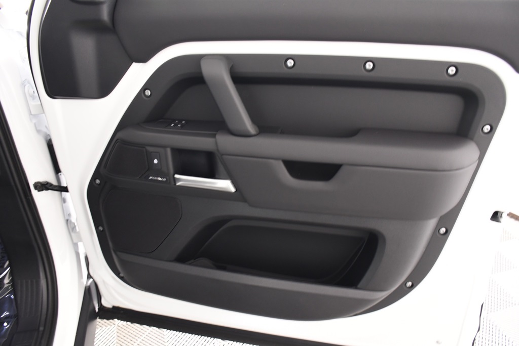 2025 Land Rover Defender 110 S photo 18