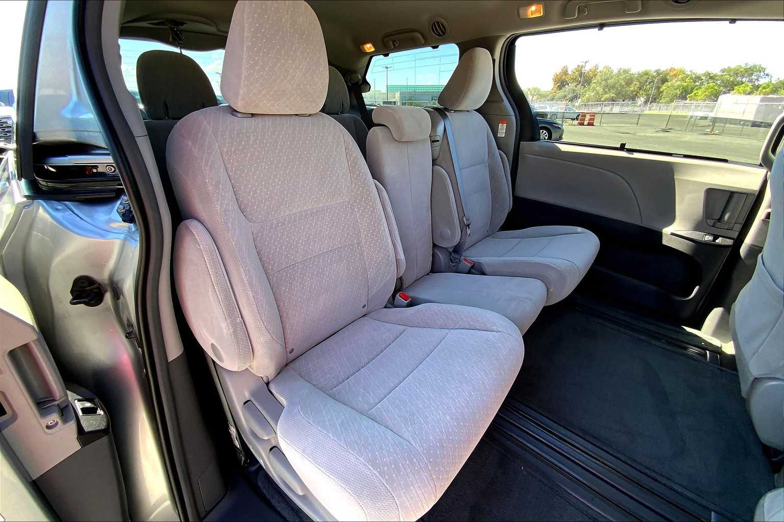 2017 Toyota Sienna LE photo 18