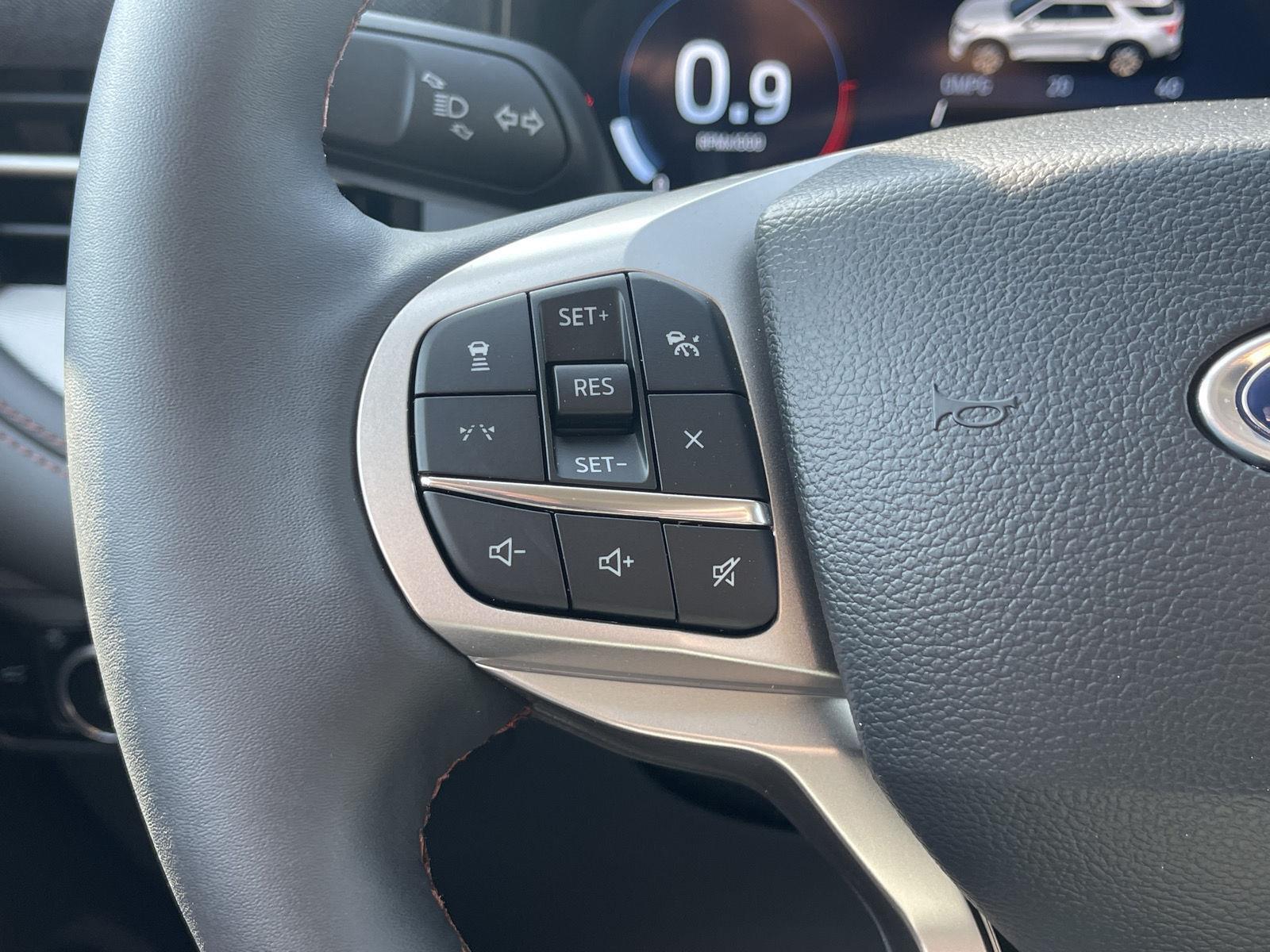 2025 Ford Explorer photo 26