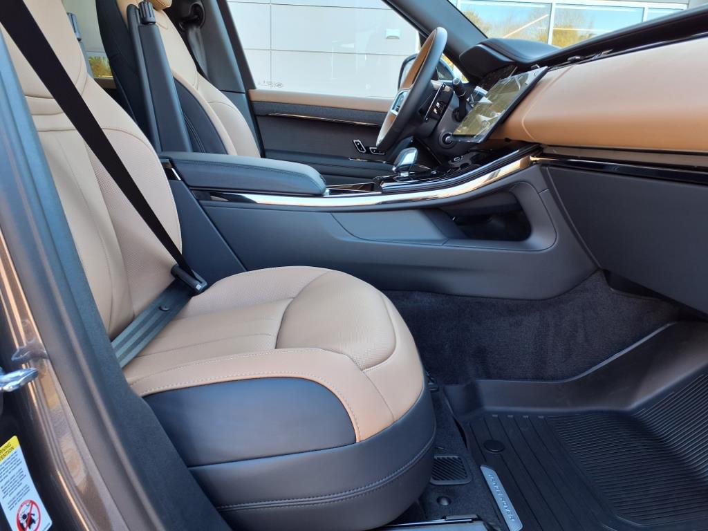 2025 Land Rover Range Rover Sport SE photo 3