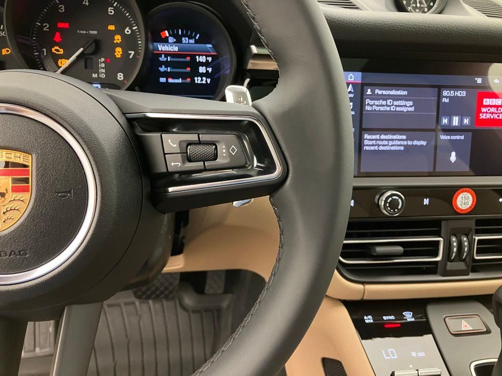 2025 Porsche Macan T photo 18
