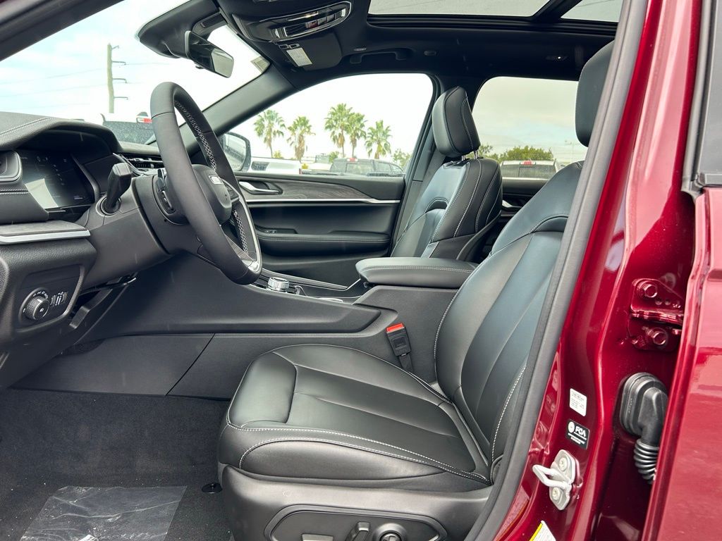 2025 Jeep Grand Cherokee Limited photo 3