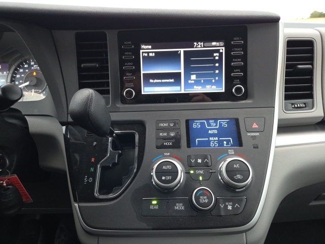 2020 Toyota Sienna L photo 27