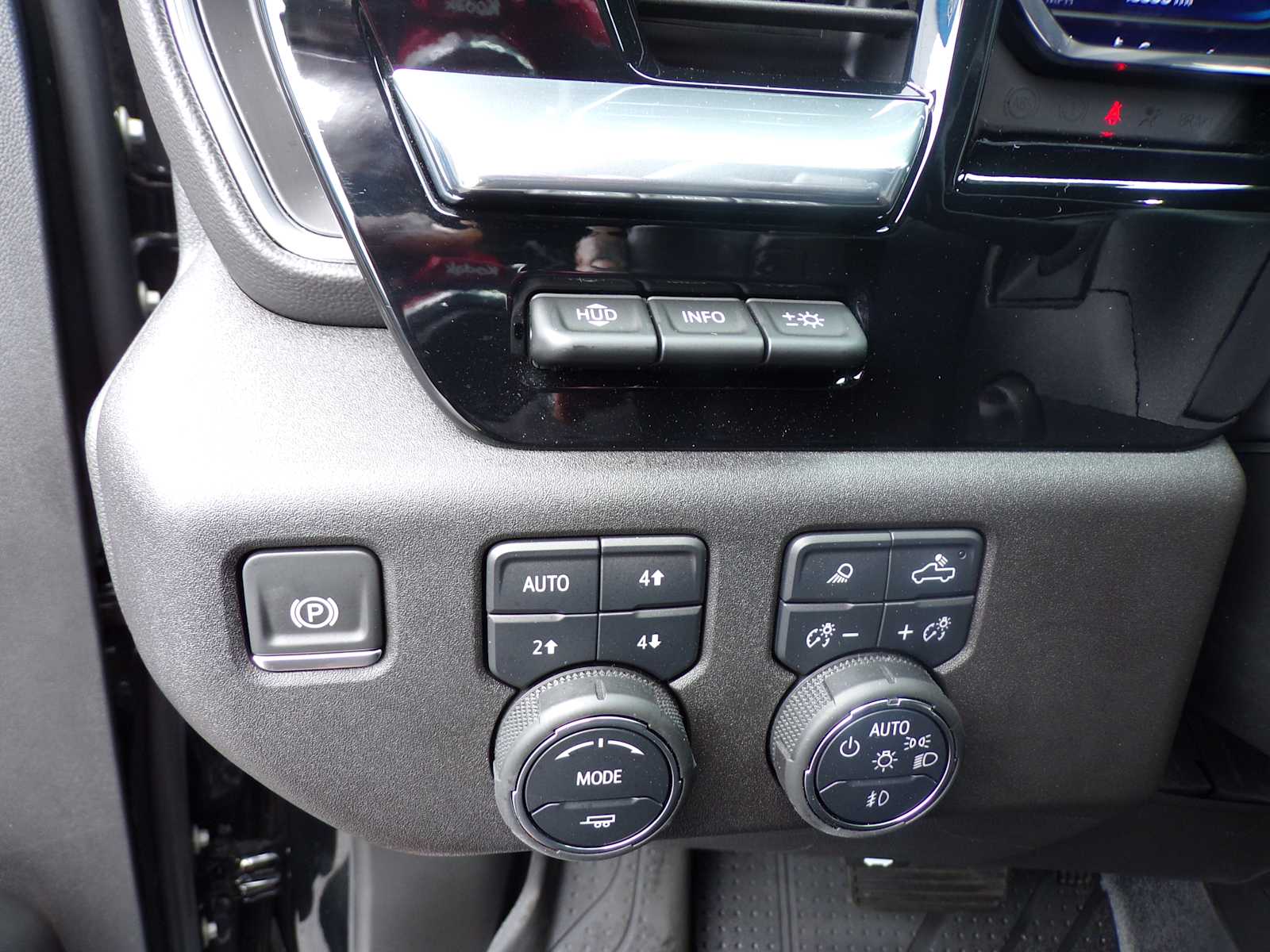 2024 Chevrolet Silverado 1500 High Country photo 15
