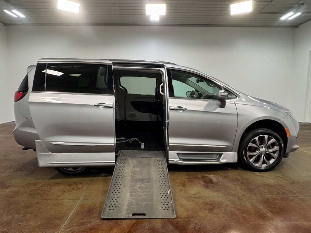 2018 Chrysler Pacifica Limited photo 25