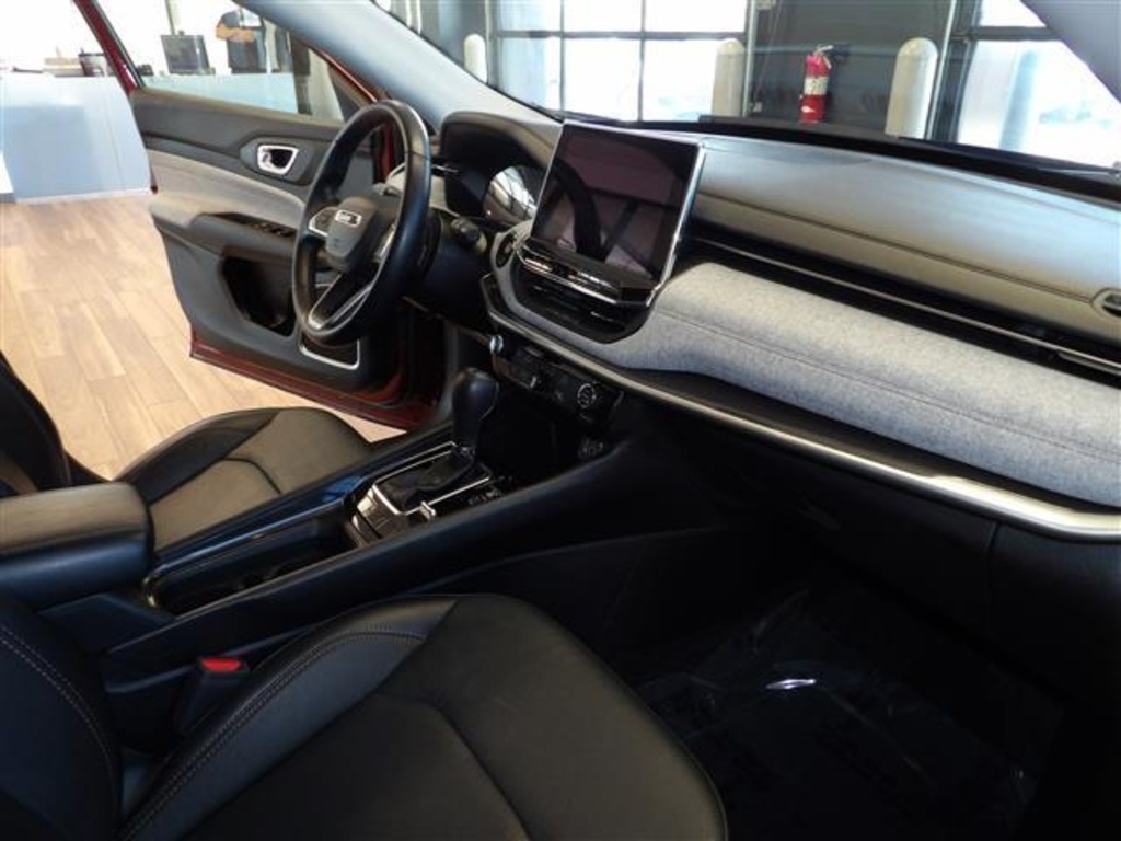 2022 Jeep Compass Latitude Lux photo 13