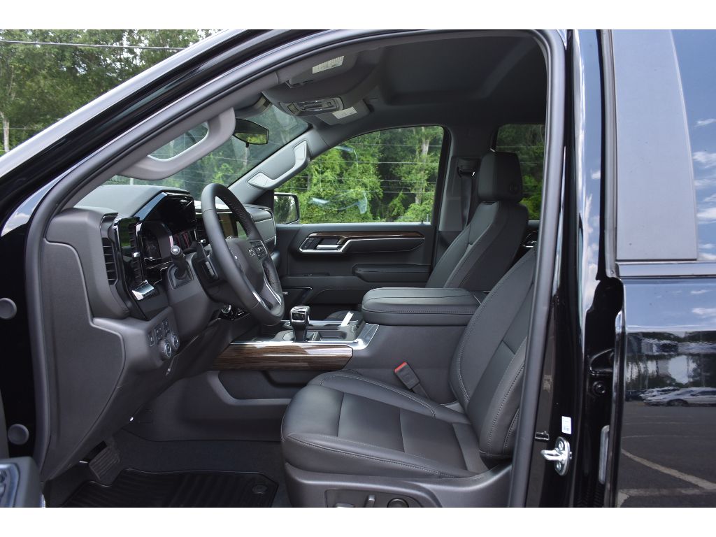 2025 Chevrolet Silverado 1500 RST photo 10