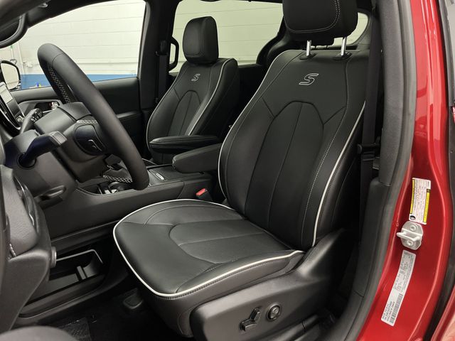 2026 Chrysler Pacifica Limited photo 3
