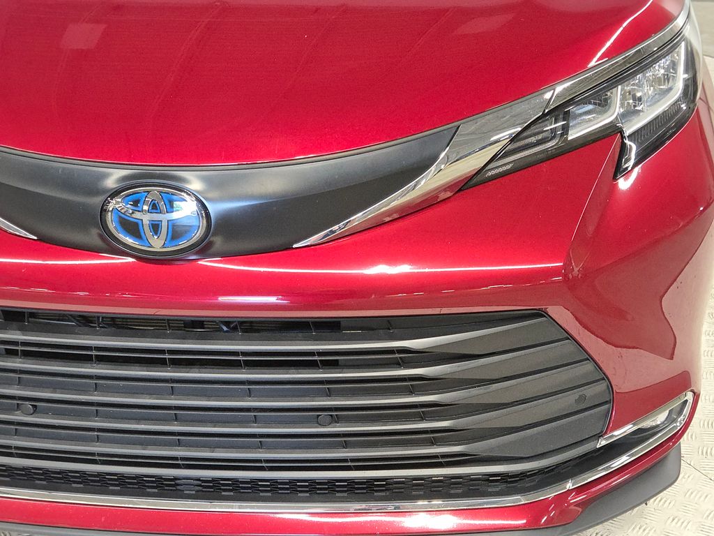 2023 Toyota Sienna XLE photo 11