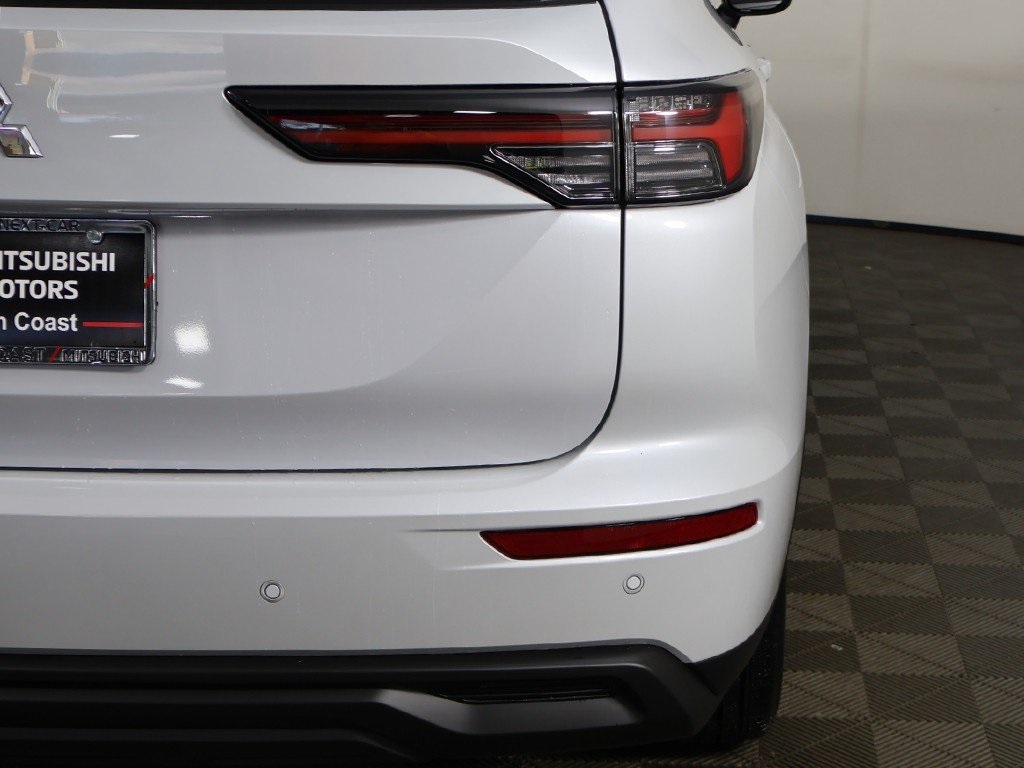 2025 Mitsubishi Outlander ES photo 16