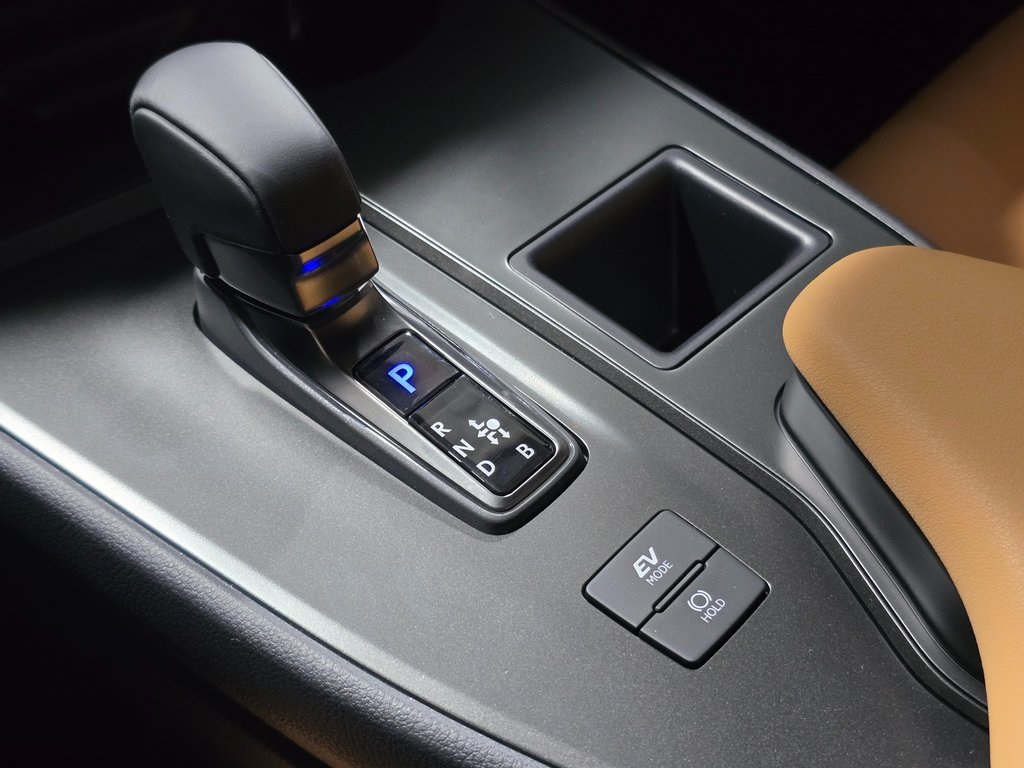 2025 Lexus UX photo 21