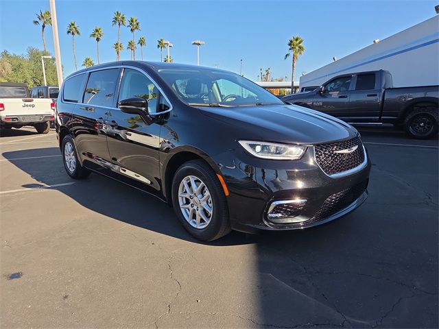 2024 Chrysler Pacifica Touring L's photo