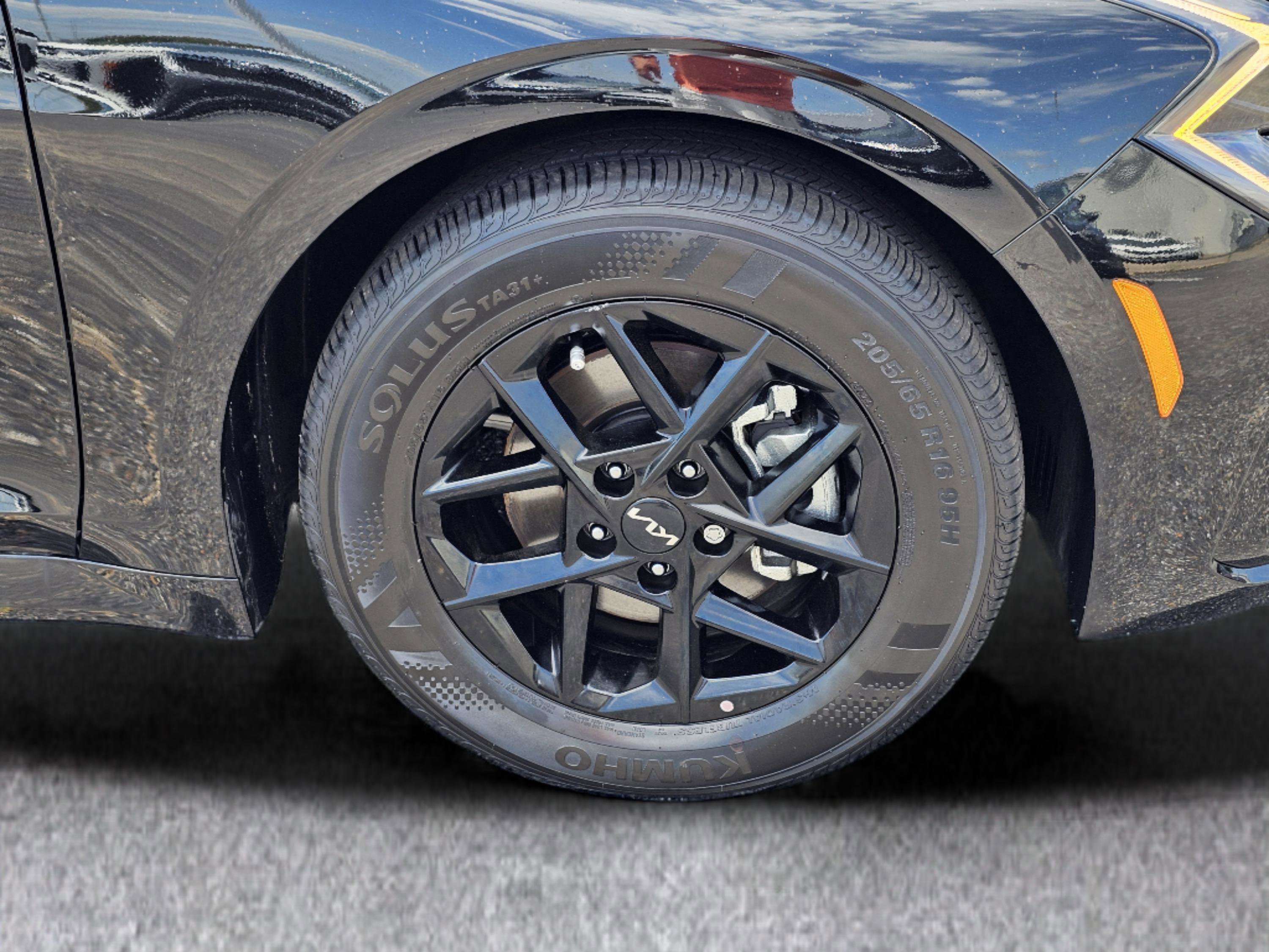 2025 Kia K5 LXS photo 2