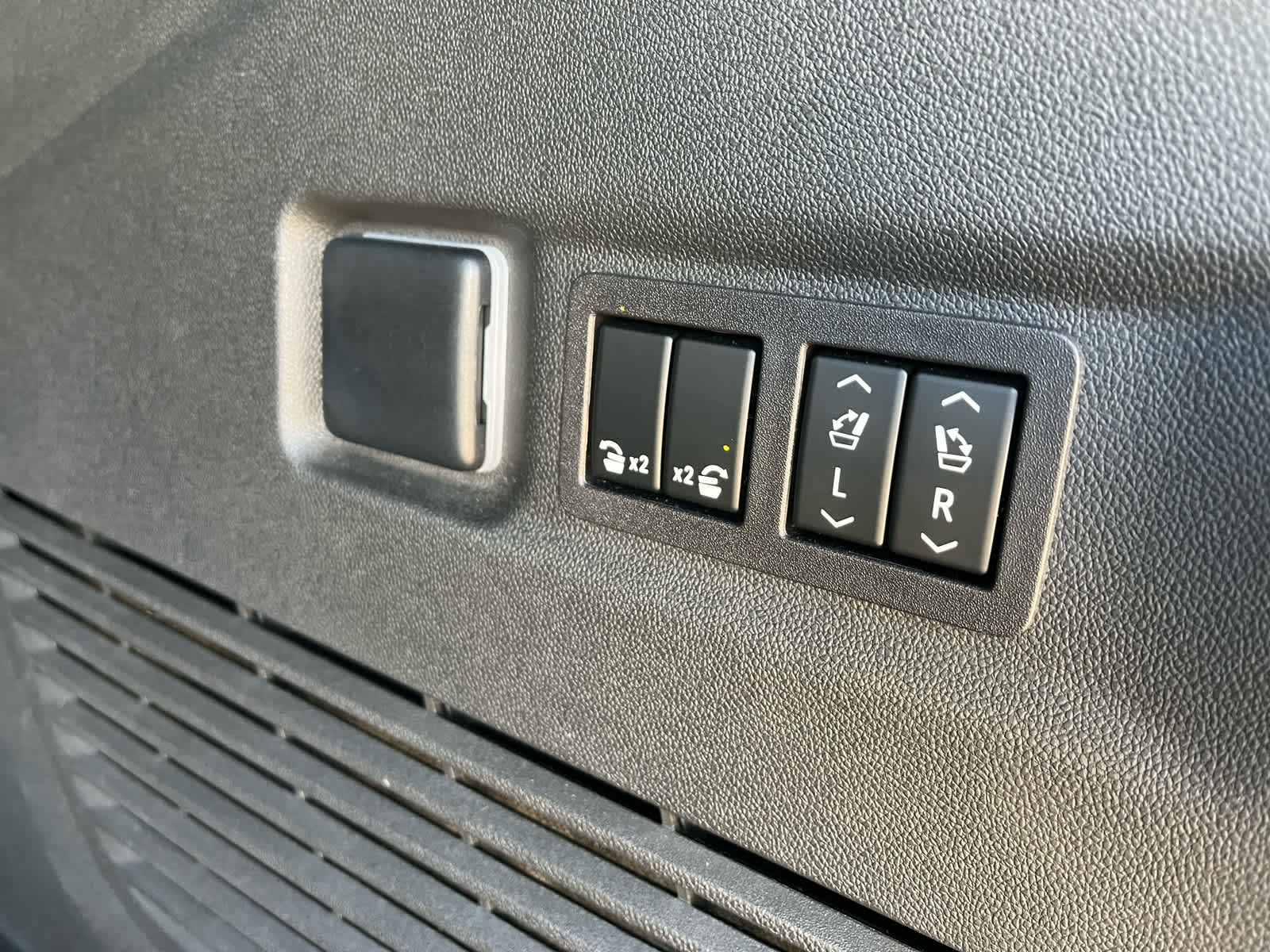 2023 Chevrolet Suburban High Country photo 12