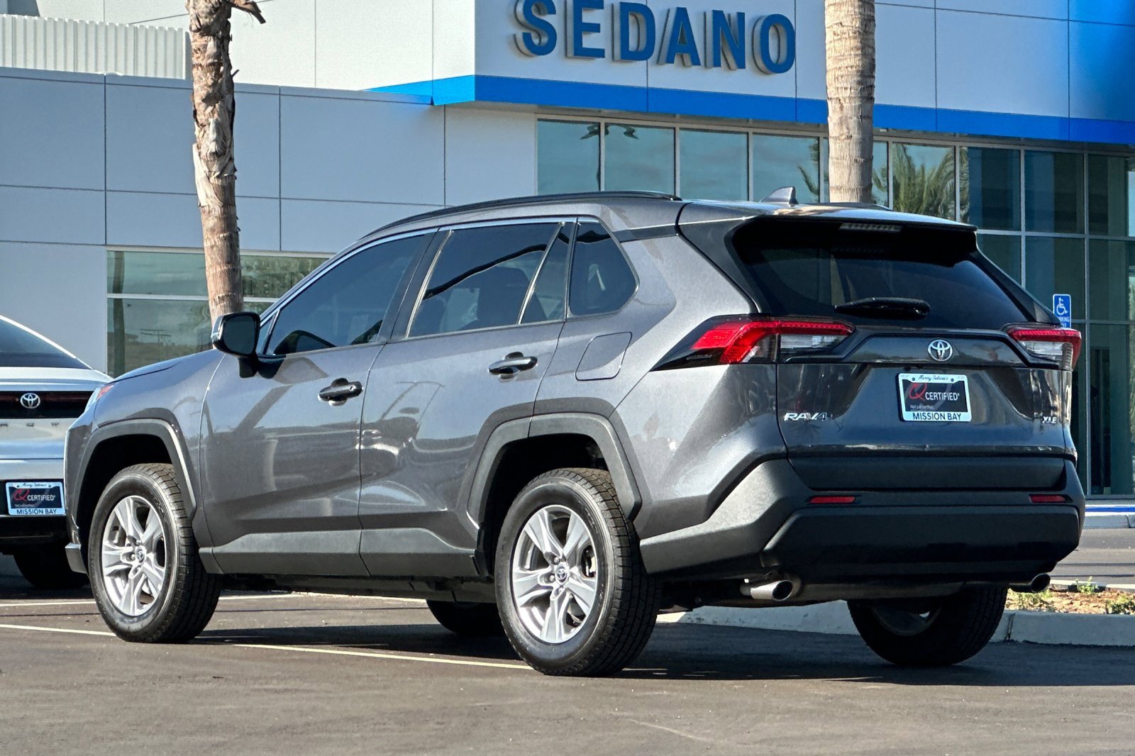2022 Toyota RAV4 XLE photo 6