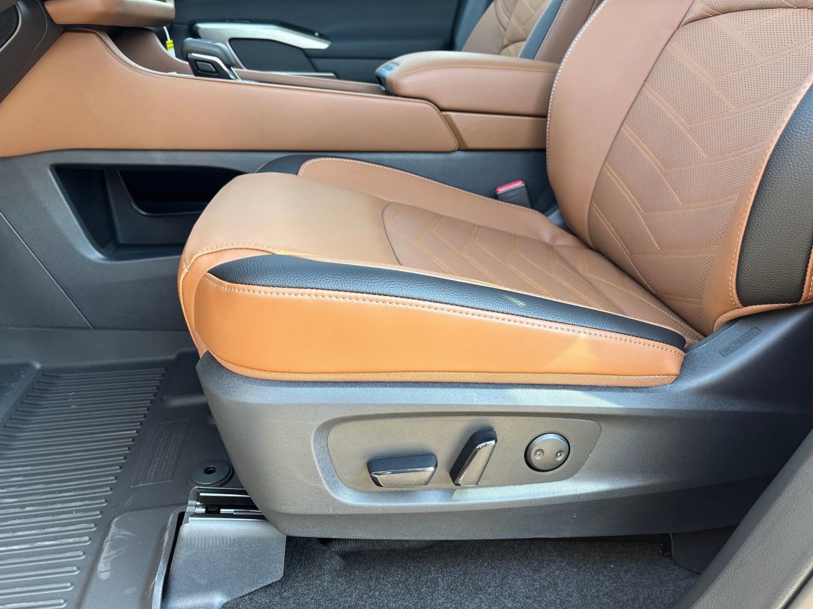 2025 Nissan Pathfinder Platinum photo 11