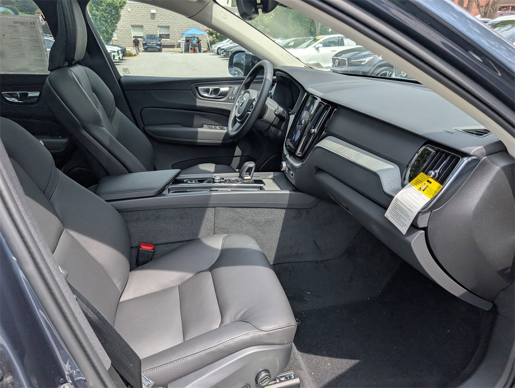 2025 Volvo XC60 T8 Plus photo 4