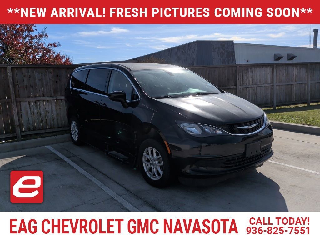 2017 Chrysler Pacifica Touring's photo