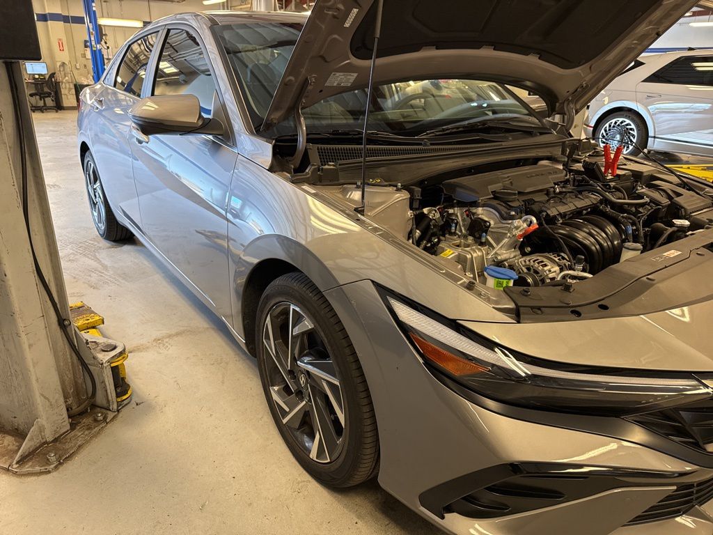 2024 Hyundai Elantra Limited photo 2