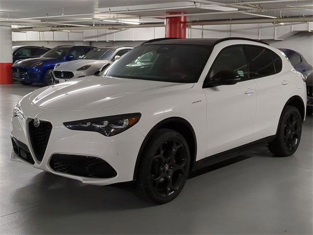 2025 Alfa Romeo Stelvio Sprint Base photo 2