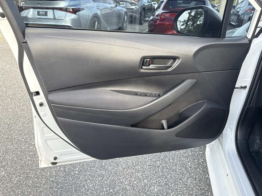 2022 Toyota Corolla LE photo 17