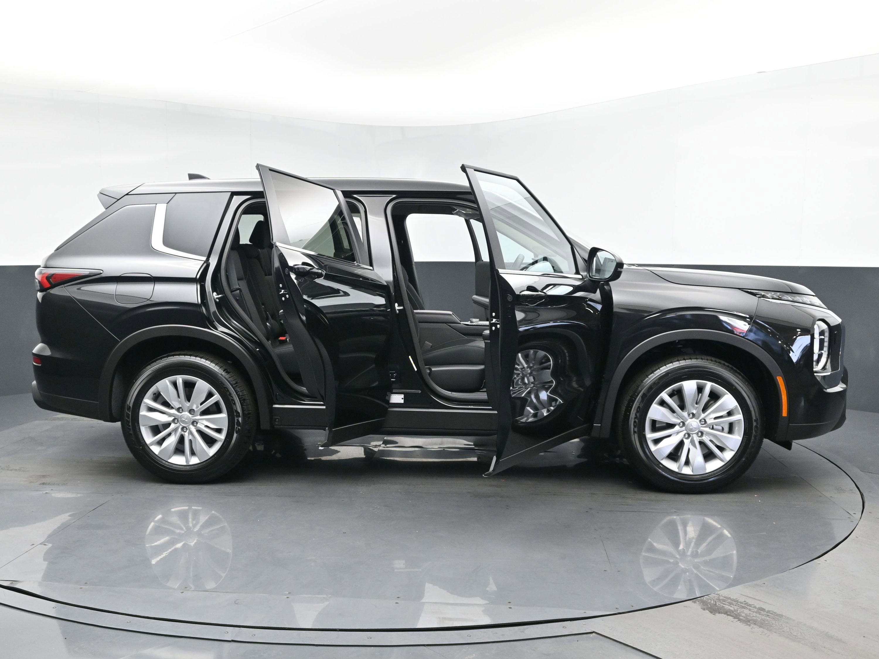2025 Mitsubishi Outlander ES photo 28