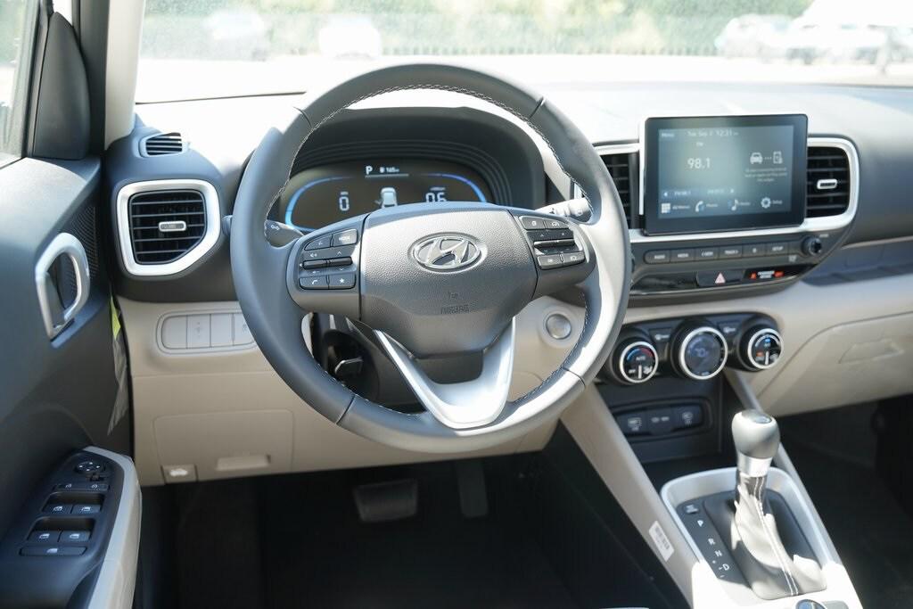 2025 Hyundai Venue SEL photo 13