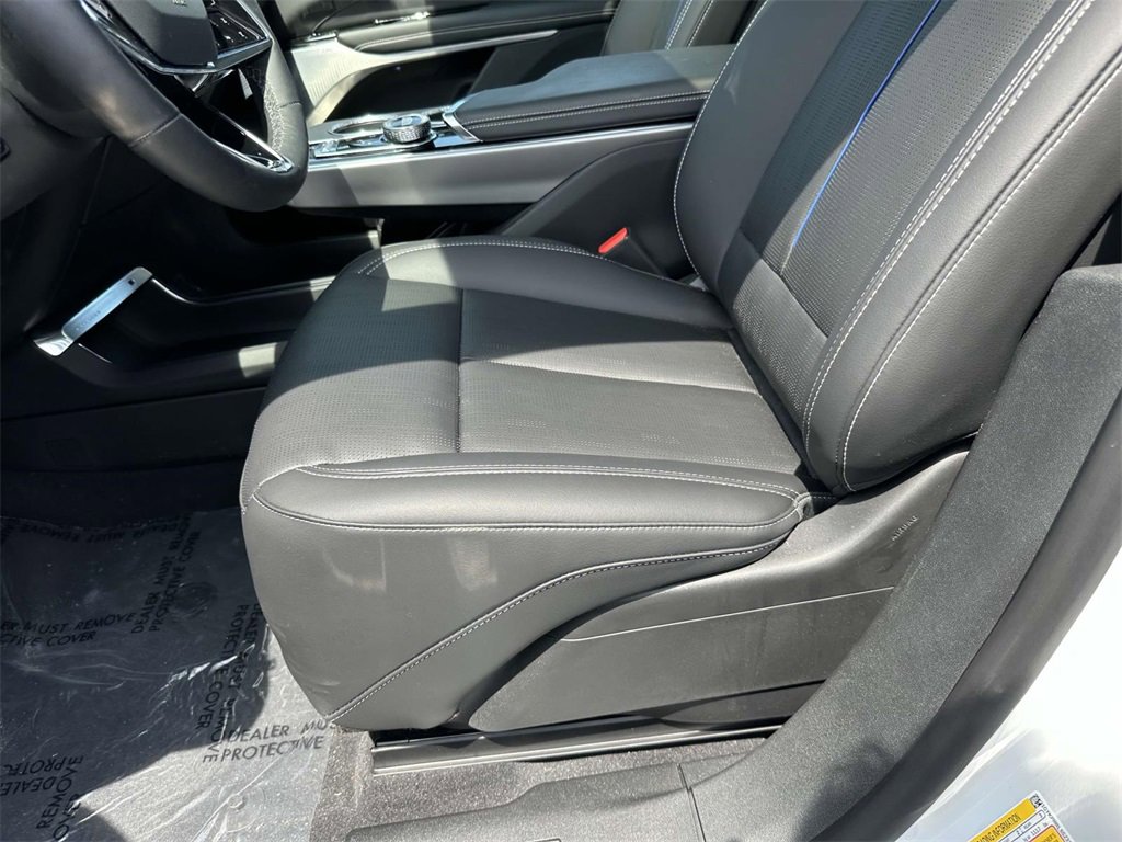 2025 Cadillac Lyriq Luxury photo 15