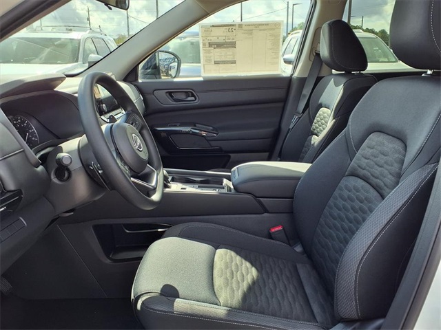 2025 Nissan Pathfinder S photo 3