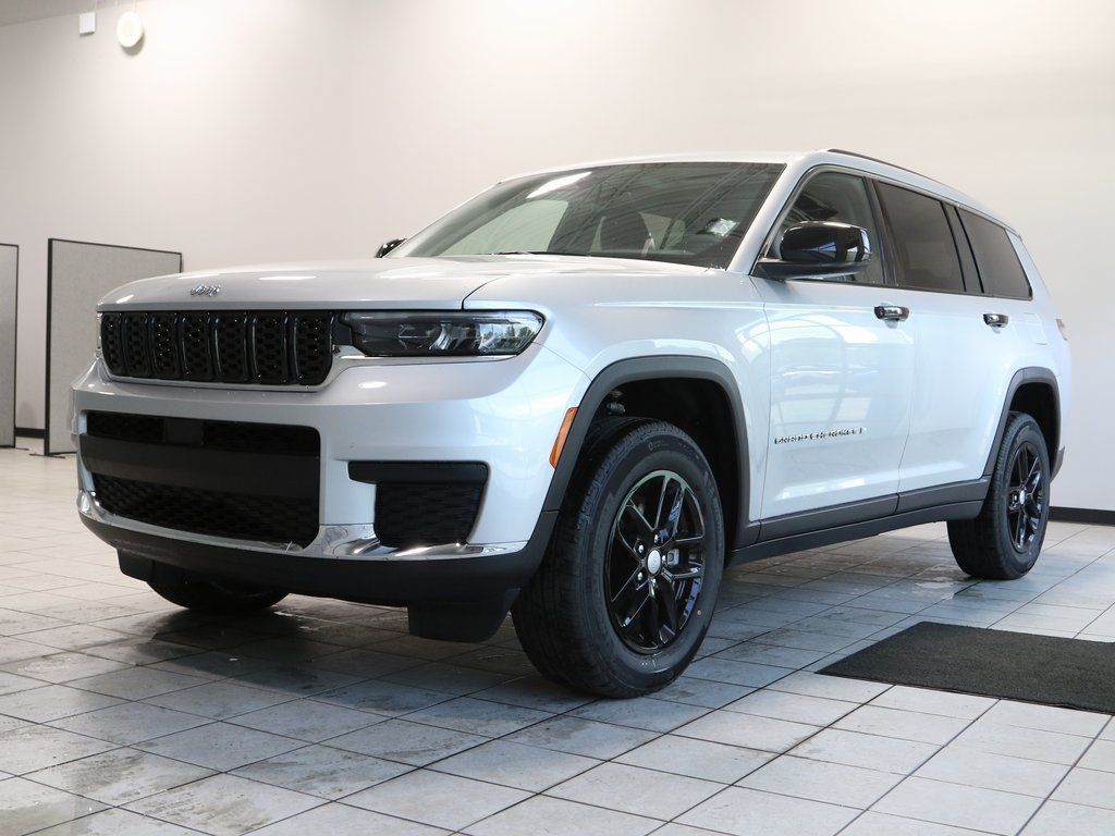 2023 Jeep Grand Cherokee Laredo photo 3
