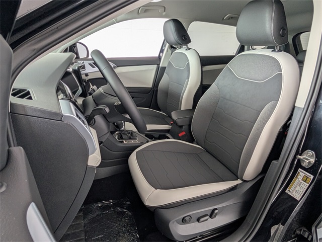 2025 Volkswagen Taos SE photo 5