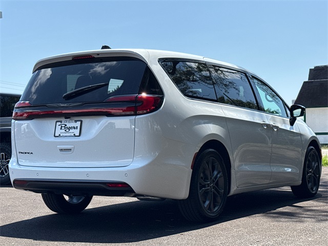 2026 Chrysler Pacifica photo 3