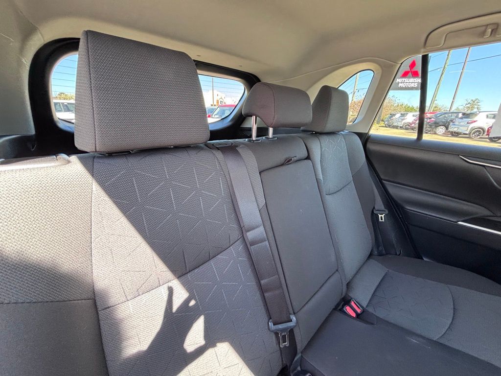 2022 Toyota RAV4 XLE photo 18