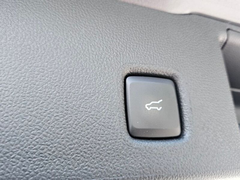 2022 Ford Escape Titanium Hybrid photo 13