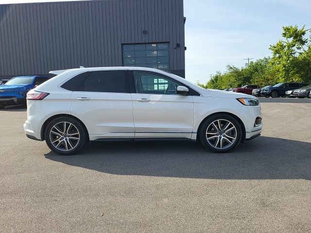 2019 Ford Edge Titanium photo 2