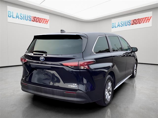 2021 Toyota Sienna LE photo 3