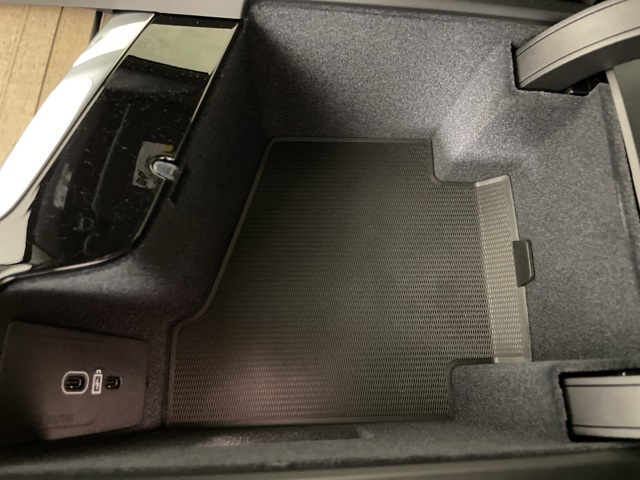 2026 Volvo XC60 Plus photo 32