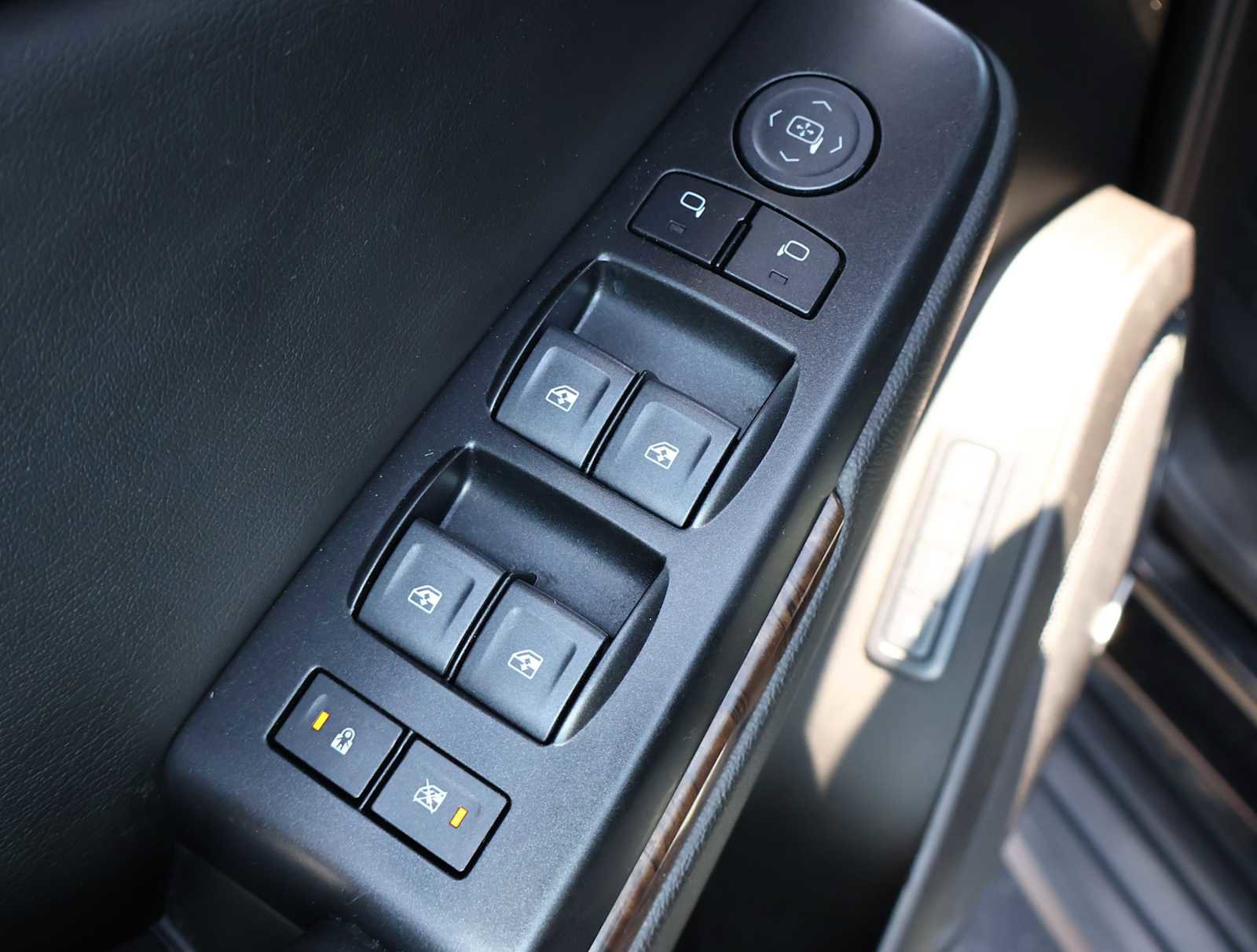 2019 Chevrolet Tahoe LT photo 3