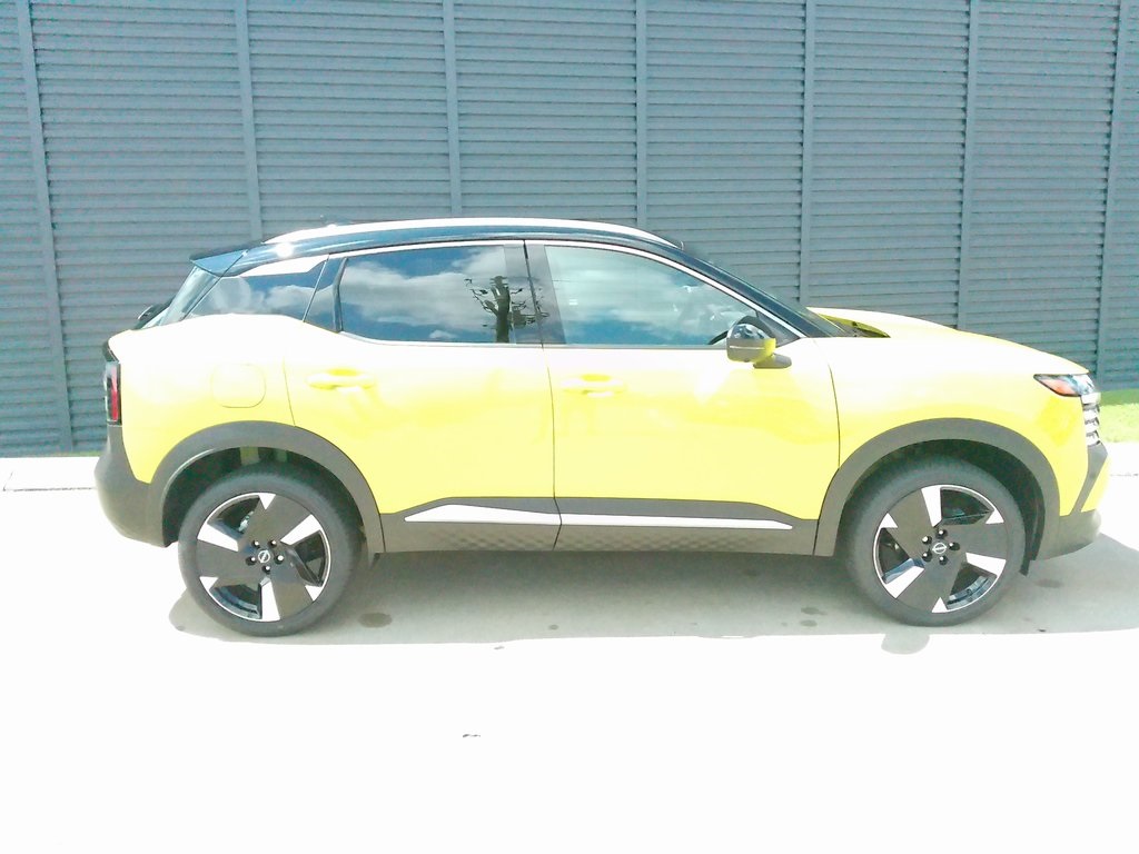 2025 Nissan Kicks SR photo 2