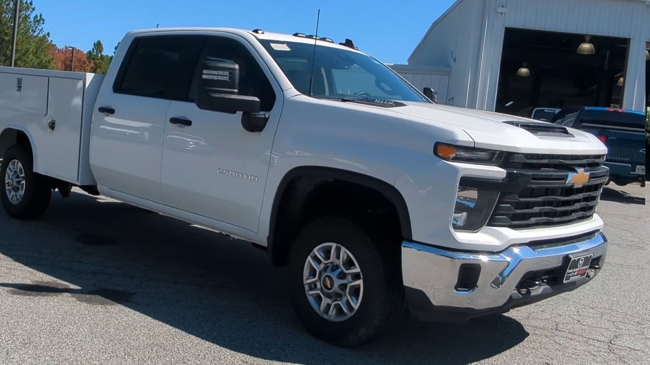 2025 Chevrolet Silverado 2500HD photo 2