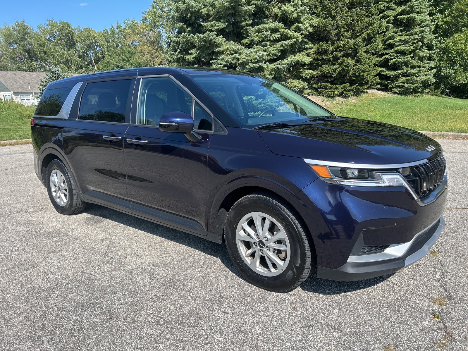 2024 Kia Carnival LX photo 4