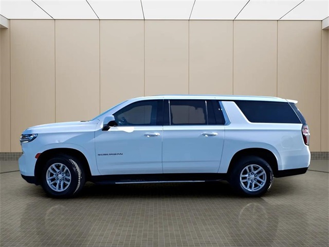 2023 Chevrolet Suburban LT photo 2