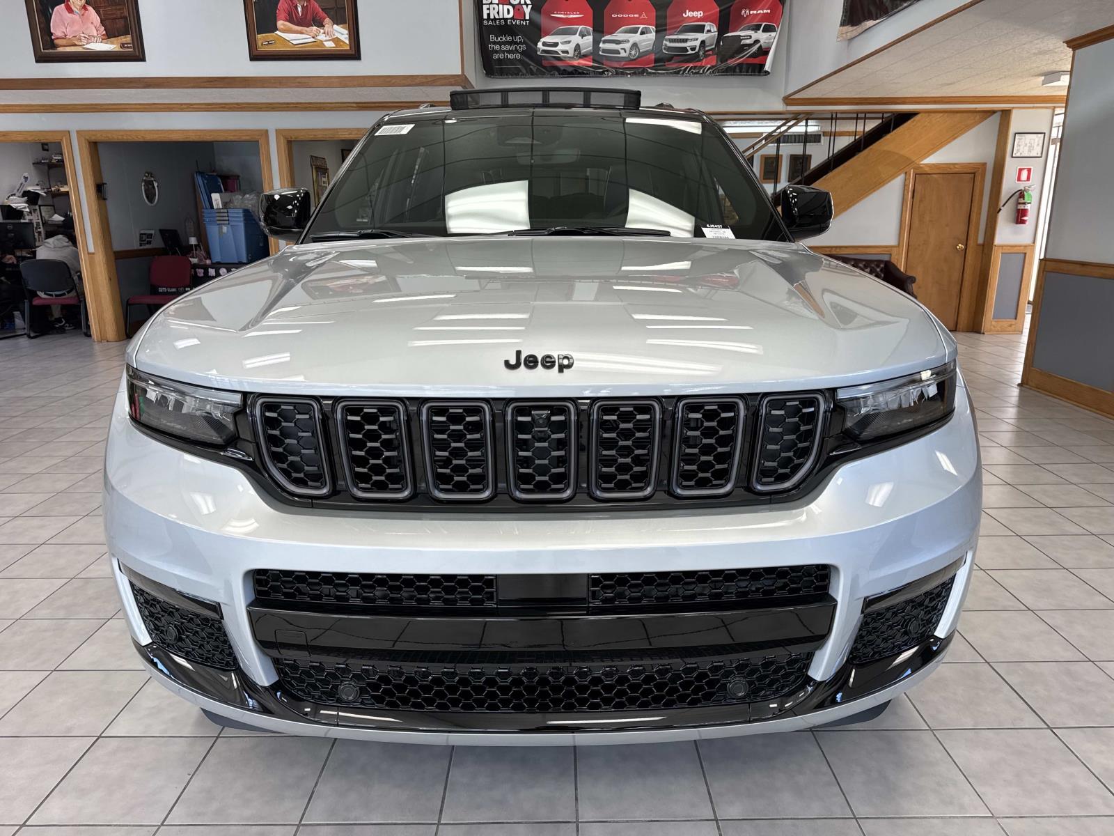 2025 Jeep Grand Cherokee L Summit photo 2