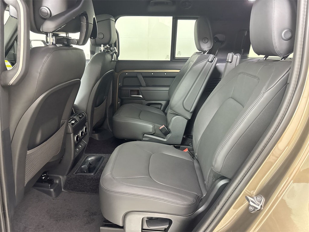 2025 Land Rover Defender 130 X-Dynamic SE photo 18