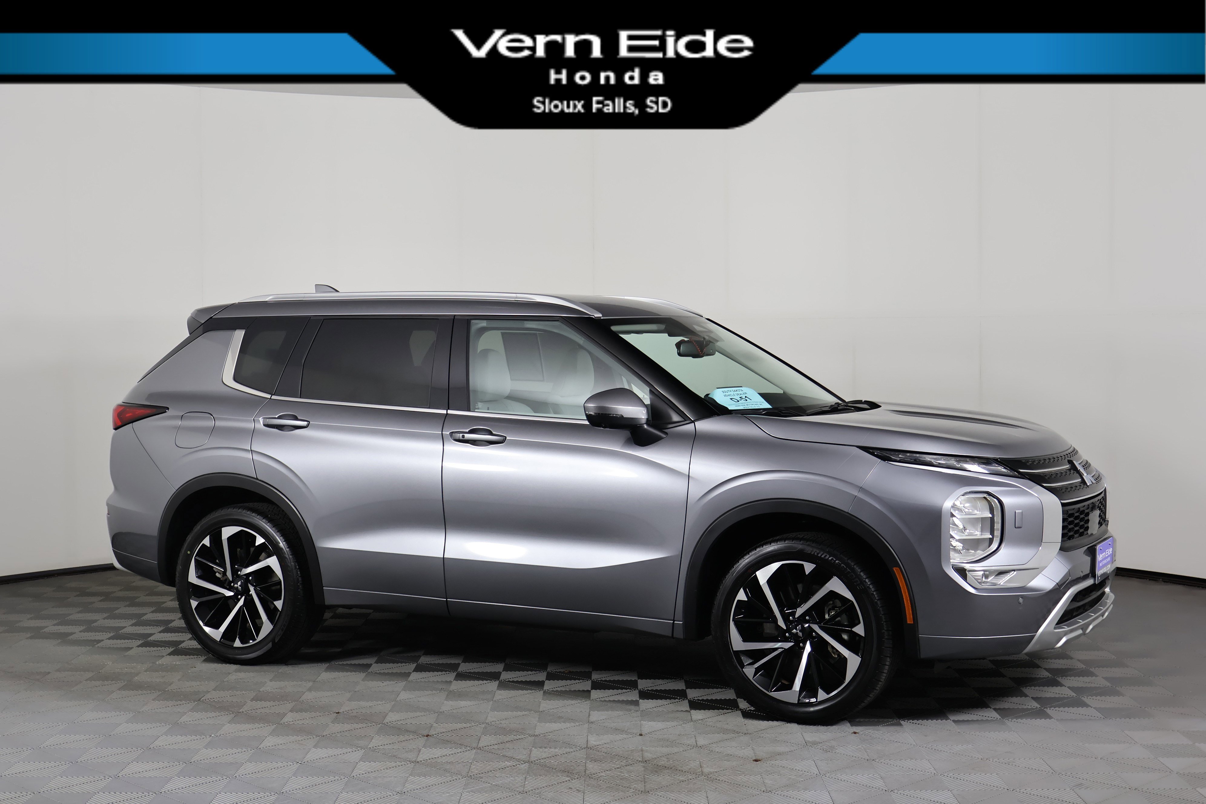 2024 Mitsubishi Outlander SEL's photo