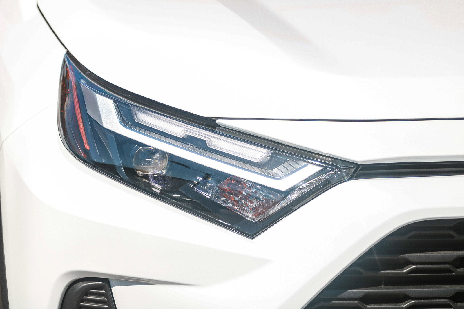 2025 Toyota RAV4 XLE photo 4