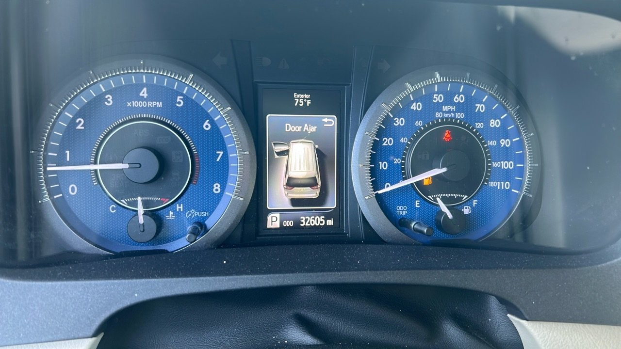 2019 Toyota Sienna LE photo 3